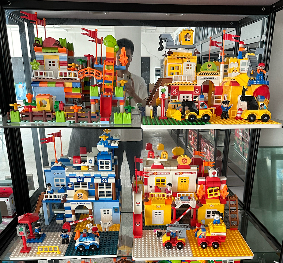 143pcs Engineering Center Building Blocks City Theme Unisex Educational Toy ABS Modern Construction Toy for Kids - Image 3